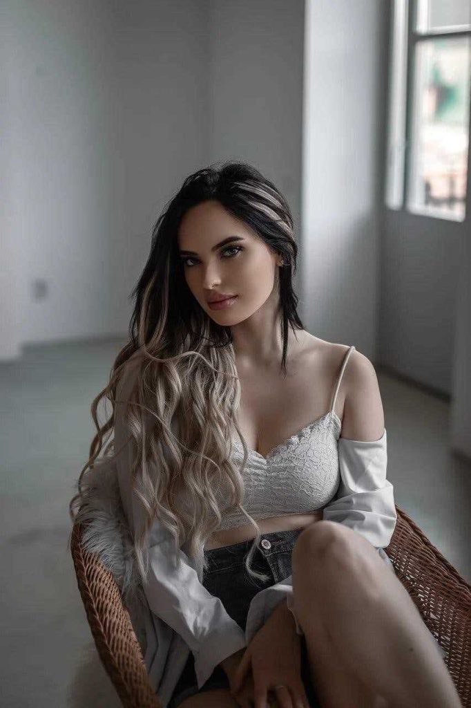 Эскортница Мия